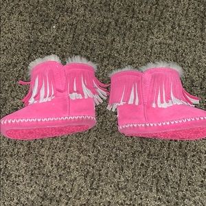 Girl’s pink ugg fringe boots size 4/5